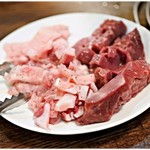 七輪ホルモン焼きもつ鍋 まことや  - 豚ハツ元と中落ナンコツ盛 450円 ナンコツのゴリゴリ感がたまらない♪