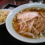 菊屋 - 半チャーハンとラーメンのセット(800円)です。 