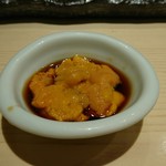 寿司割烹 魚紋 - 塩水雲丹醤油。