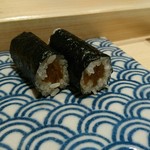 寿司割烹 魚紋 - 米酢シャリ干瓢巻き。
