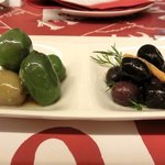 トラットリア 29 - 「オリーブのマリネ」：“唐辛子”と“オレンジ”を使ったものと、２種