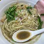 煮干し豚骨らーめん専門店 六郷 - 麺は細麺。スープは貴重。フチにかかるはレアチャーシュー