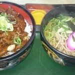 丸太屋 - どて丼、ミニ麺付き(税込600円)(2017.6)