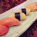 小判寿司 - 一の皿（マグロ、ホタテ、ボタンエビ）
