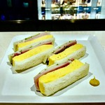 銀座大食堂 - だし巻きとハムのサンドイッチ&ソーセージココットプレートとサラダセット（玉子焼 & 火腿三明治 & 白州綜合香腸）