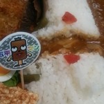 Karen No Yakata - ご飯を二つに分けますとカレーのルーがダムの放水の様に下に流れて行きます。