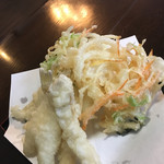 Inakatei - 天ぷら（２人前、食べかけ失礼）魚、エリンギ、野菜かき揚げ