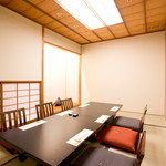 日本料理 汐菜 - ［テーブル/座敷をお選びいただけます］ お座敷の個室は、テーブルか座敷かをお選びいただけるので、足を伸ばしてご利用されたいご年配の方や、小さなお子様のいるご家族にも安心してご利用いただけます。