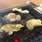 鳥づくし - 皮とハラミを焼いているとこ。手前が皮です！！