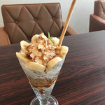 cafe WAKAKUSA - バナナとキャラメルとナッツのパフェ(750円)