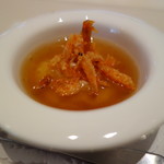 レ ロジェ エギュスキロール - 新玉ねぎのムース、オマールエビのジュレ、桜エビ素揚げ