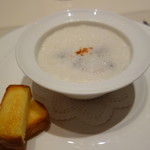 フォアグラのロワイヤル　きのこ風味のカプチーノ仕立て