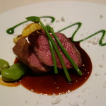 仔牛のもものロースト、赤ワインソース、季節の野菜と