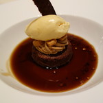 レ ロジェ エギュスキロール - チョコレトートブラウニー、バニラアイス乗せ、温かいコーヒーゼリー