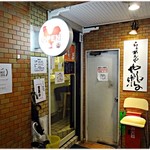 らぁめんや やしげる - 外観。雑居ビル１Fの奥まった場所に入ってます。