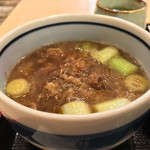 味奈登庵 - 牛肉の旨味がつゆに。 
      ねぎもいいンだよな。
      温かいつゆと冷たいそば、味奈登庵みなとみらい店ではこの組み合わせは牛せいろそばだけかな。