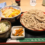 味奈登庵 - 丼ものの一番人気とのこと。
      カツ丼セット、もりそば大盛り♡