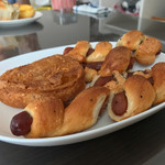 粉とクリーム - ぐるぐるウインナーとカレーパソ。
      ロール・ミー！  
      ぐるぐるウインナーは自宅にて食べやすい長さに切断。