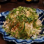 鶏料理ひとりひとり - モヤシの浅漬け大葉とごま450円