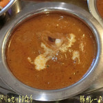 エビン - ランチセットD(1250円)はカレー2品･ナンorライス･サラダ･タンドリーチキン1P･シークカバブ･ドリンク付でマトンカレーと豚カレーで中辛、オレンジラッシー♪
            豚カレーもスパイス効いてナカナカ☆彡