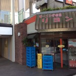 リヨン - 開店前。右側に行列です。