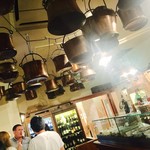 h Osteria Barababao - 天井いっぱいのお鍋。ヴェネツィアのバーカロ風な造りが旅情をかきたてます。