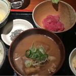 めしの助 - 豚汁定食(まぐろ中おち)
      小鉢は、貝柱入りポテトサラダ