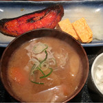 めしの助 - カレイのみりん干し定食・豚汁に変更
      この日の小鉢は、しらすと新たまねぎ