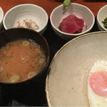 めしの助 - おまかせ朝定食(小鉢は、明太子・自家製ツナマヨけ・まぐろ刺・大根菜としらすの炒め物)