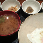 めしの助 - おまかせ朝定食(この日の小鉢は、牡蠣の佃煮・生しらす沖漬け・明太子・なめ茸煮)