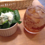ボー マンチーズ＆スモークバー - サラダ(ほうれん草？)と辛いジンジャーエール