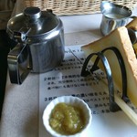 Tea House Kurinoki - パンにはすでにバターが塗られており、ジャムが添えられています。