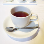 ウシマル - 食後の紅茶
      添えてある東金産の黒糖と自家製牛乳が美味しいんです♡