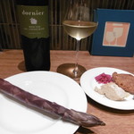 鉄板焼き Oribe - 白ボトル、付き出し、調理前のラベンダーアスパラ