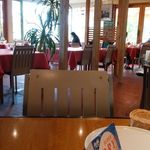 アクアポットカピタン - 【内装】赤のテーブルクロスと緑がイタリア食堂らしさを感じる店内。