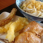 丸亀製麺 - ぶっかけ（大）＋エビ天、イカ天、ちくわ天、いなり