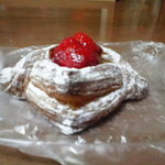 BOULANGERIE Sato - いちごデニッシュ200円　普通にうまい