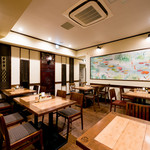 Koshitsu Chuuka Iwaen - 開放的な店内でお食事をお楽しみください。