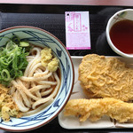 丸亀製麺 ひたちなか店 - ＊ ぶっかけうどん (冷やし・並）￥290 と 天ぷら〈さつま天￥100 & イカ天￥110〉天つゆ
                                