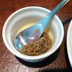 イル スパツィオ - パンはアンチョビとオリーブオイルのソースで頂きます。