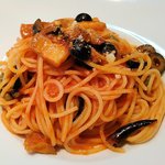 イル スパツィオ - 自家製ベーコンとオリーブとケイパーのトマトソース