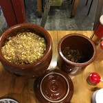 セルフコーナーの調味料とモヤシ、辛子高菜