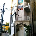 atri - このビルの２階。小田急町田駅北口から徒歩６分。栄通り中央交差点のところ。