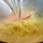 紅 - 透明の丼を横から見た図。スープが2層なのがよく分かる！