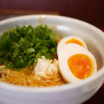 sync - チキンチーズカレー　ちょいパクチー＆名物ナンブラー卵