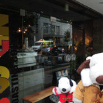 お店の名前は『ブルックリンロースティングカンパニー』。
          大阪の川床で有名な北浜テラスにあるカフェだよ。
          以前、ボキらがおじゃましたイタリアンのお店
          『OUI(ウィ)』もこのすぐ近くにあります。