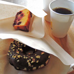 ブルックリン ロースティング カンパニー - ボキらが食べたスイーツはチョコレートドーナッツと
      アップサイドダウンチェリーケーキ。どちらも美味しいよ～
      特にドーナッツはチョコとナッツのコーティングのバランスが
      絶妙ですごくボキ好みでした♪