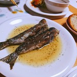 小春 - 自家製イワシのオイルサーディン。バゲット付き。