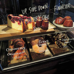 店内に入るとすぐレジカウンターがあって
          先にお会計を済ませて、席に着くセルフ方式になってるよ。
          ボキらはドリップコーヒーとスイーツを1つずつ注文～
          