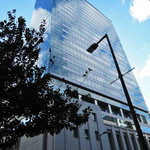 ブルックリン ロースティング カンパニー - このあたりは北浜と言って、証券会社が多いことで知られてます。
      落ち着いた感じのオフィス街だよ。一面ガラス張りのビルがあって、
      空がきれいに映りこんでいたので、思わずパチリ♪
      